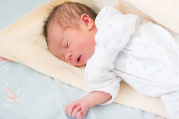 Bebé recién nacido durmiendo, 3 días de edad — Foto de Stock