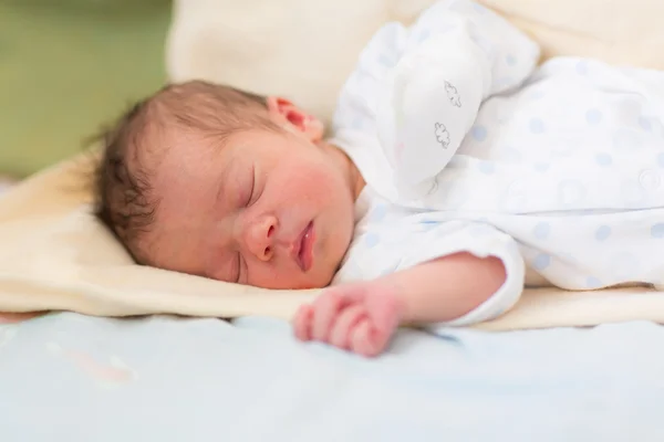 生まれたばかりの赤ちゃんは寝て、3 日間以内 — ストック写真