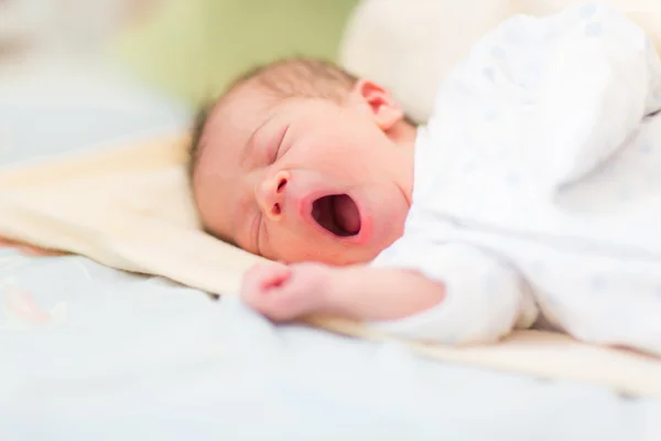 Bebé recién nacido durmiendo, 3 días de edad — Foto de Stock