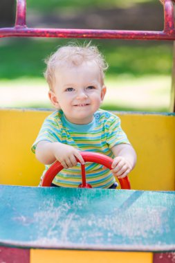 Bebek çocuk parkında bir oyuncak araba