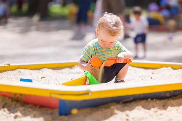 Aranyos kisfiú játszik a homok — Stock Fotó