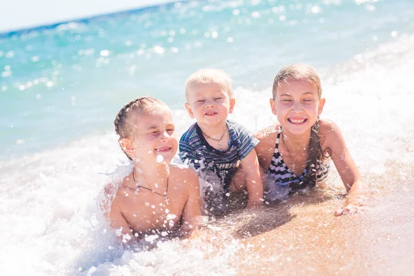 Gelukkige kinderen op het strand — Stockfoto