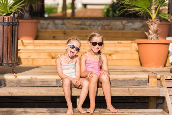 Enfants heureux sur la plage — Photo