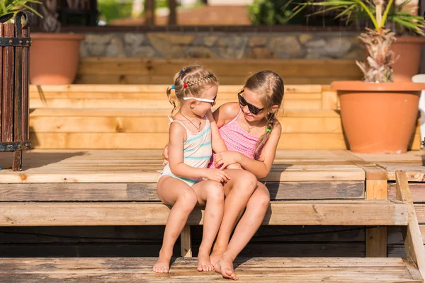 Niños felices en la playa — Foto de Stock