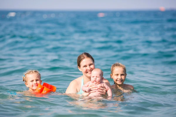 바다에서 아이 들과 함께 행복 한 어머니 — 스톡 사진