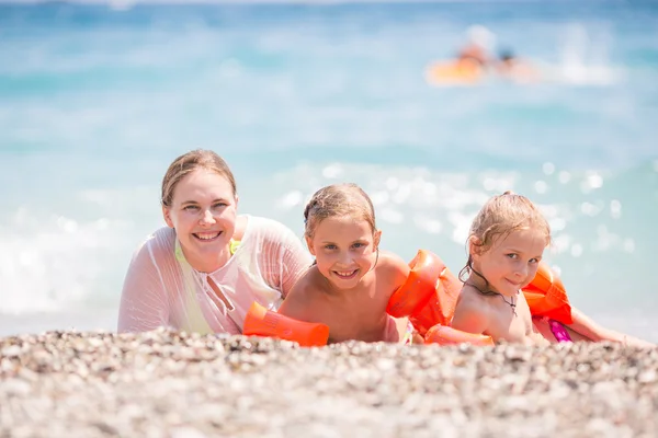 Šťastné matky s dětmi na pláži — Stock fotografie