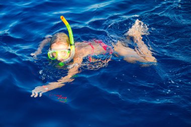 Sevimli kız su maske şnorkel