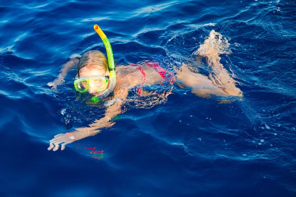 Linda chica snorkel en máscara de agua —  Fotos de Stock