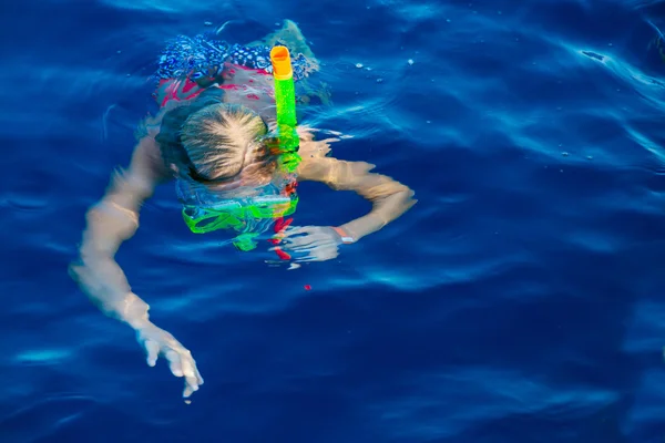 Linda chica snorkel en máscara de agua —  Fotos de Stock