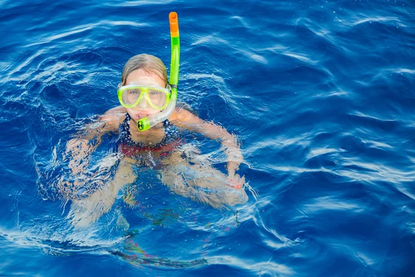 Linda chica snorkel en máscara de agua —  Fotos de Stock