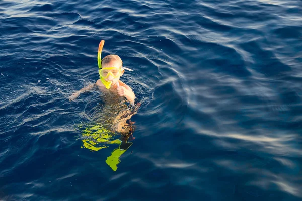 귀여운 소녀 물 마스크에서 스노클링 — 스톡 사진