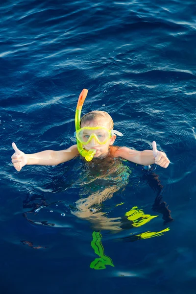 Linda chica snorkel en máscara de agua — Foto de Stock