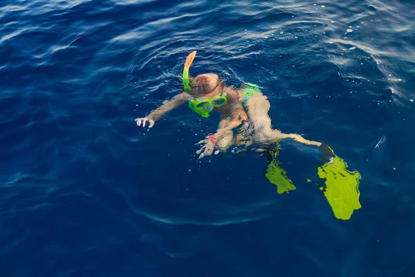 Leuk meisje snorkelen in water masker — Stockfoto