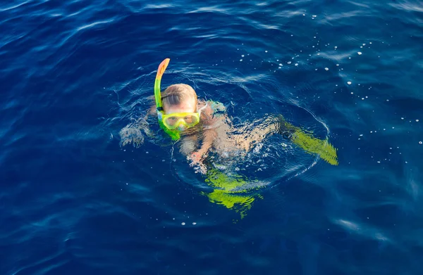 Leuk meisje snorkelen in water masker — Stockfoto