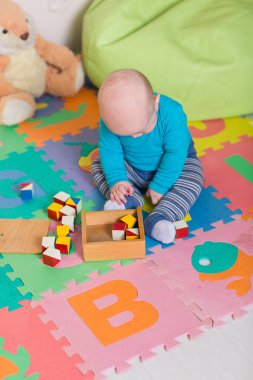 Renkli oyuncaklar ile oynama şirin bebek