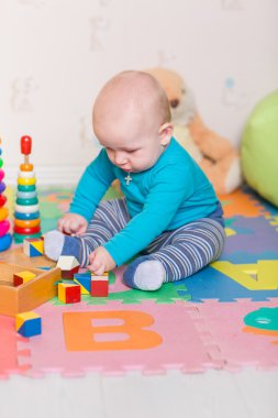 Renkli oyuncaklar ile oynama şirin bebek