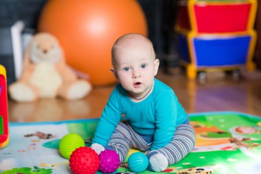 Renkli oyuncaklar ile oynama şirin bebek