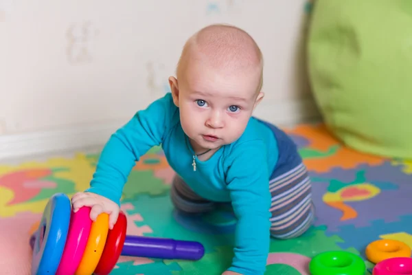 Χαριτωμένο μικρό μωρό που παίζει με τα πολύχρωμα παιχνίδια — Φωτογραφία Αρχείου