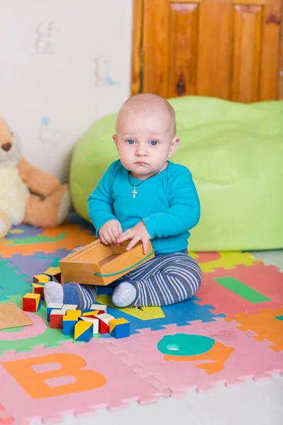 Lindo bebé jugando con juguetes coloridos —  Fotos de Stock