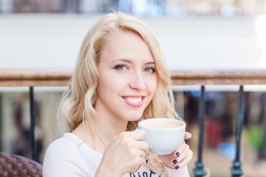 Güzel genç kız bir restoranda kahve içme. 