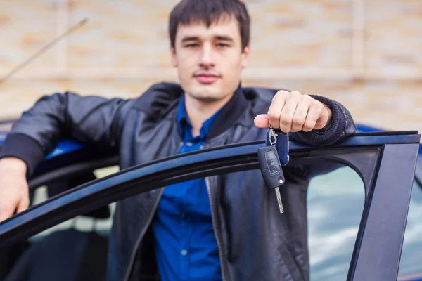 Przystojny młody mężczyzna stojący w pobliżu jego samochód — Zdjęcie stockowe