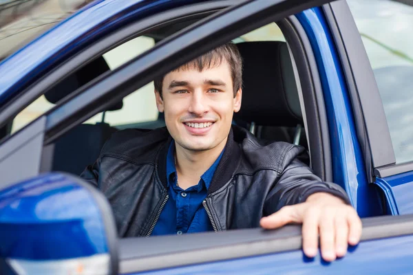 Joven guapo sentado en su coche —  Fotos de Stock