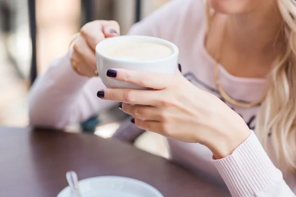 Hands of beautiful young girl holding coffe cup. — Stock Photo, Image