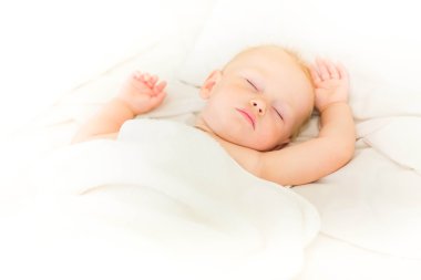 Huzurlu bebek bir yatakta uyuyan yalan