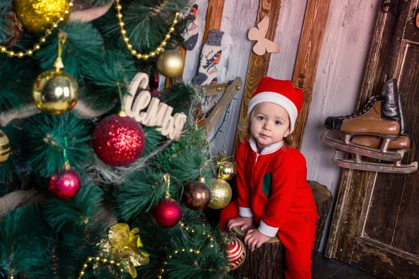 Joyeux petit bébé en costume de Père Noël près de l'arbre de Noël — Photo