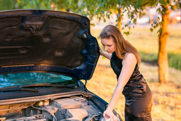 Hermosa mujer de negocios cerca de su coche roto —  Fotos de Stock