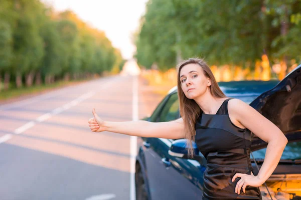 Hermosa mujer de negocios cerca del coche roto, autoestop —  Fotos de Stock