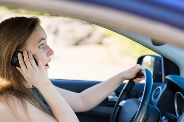 Hermosa mujer de negocios conduciendo un coche — Foto de Stock