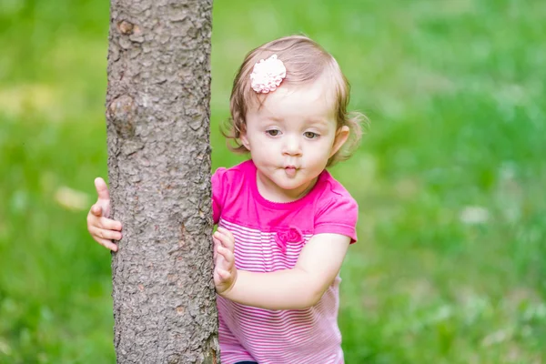 Vacker baby flicka playign utomhus — Stockfoto