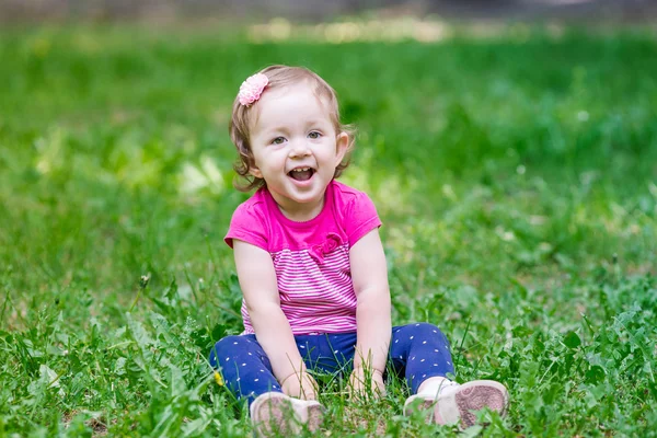 Vacker baby flicka playign utomhus — Stockfoto