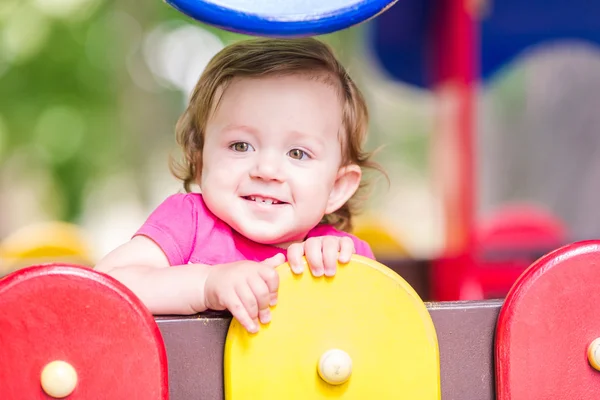 美しい赤ちゃん女の子 playign 屋外 — ストック写真