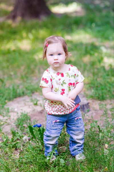 Beautiful baby girl playign outdoor — Stock Photo, Image