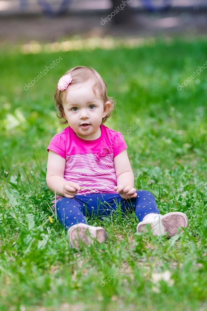 Belle Bebe Fille Playign En Plein Air Image Libre De Droit Par Len44ik C Belle Bebe Fille Playign En Plein Air Image Libre De Droit Par Len44ik C