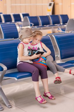 Mutlu çocuklar uçuş Havaalanı içinde bekliyor