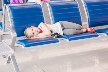Yorgun gilr uçuş Havaalanı içinde bekliyor