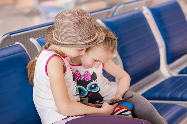 Gelukkige jonge geitjes vlucht binnen luchthaven wacht — Stockfoto