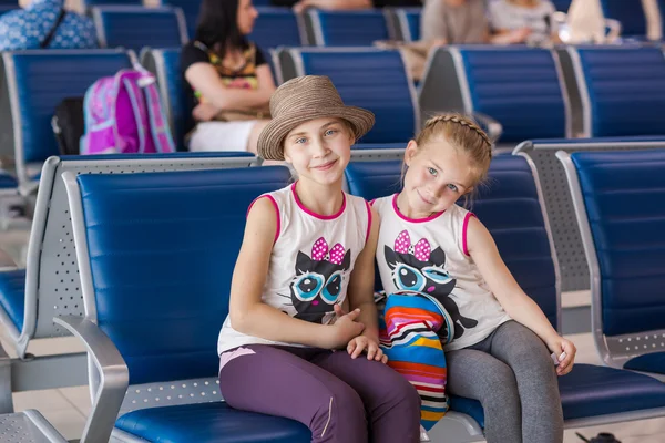 Szczęśliwe dzieci czeka lot wewnątrz portu lotniczego — Zdjęcie stockowe