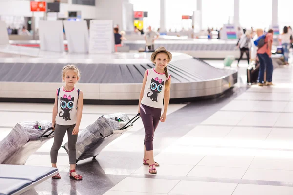 Gelukkige jonge geitjes met bagage binnen luchthaven — Stockfoto