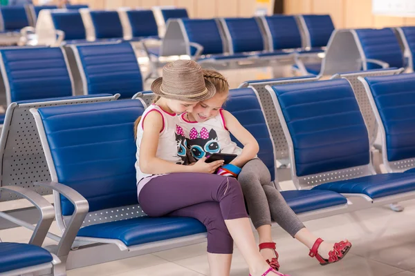 Gelukkige jonge geitjes vlucht binnen luchthaven wacht — Stockfoto