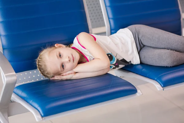 Gilr stanco in attesa di volo all'interno dell'aeroporto — Foto Stock