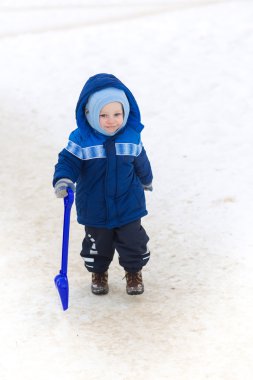 Şirin bebek çocuk kar oyuncak kürek ile oynamak