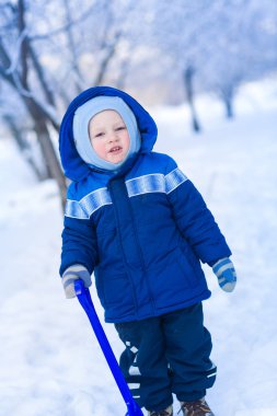 Şirin bebek çocuk kar oyuncak kürek ile oynamak