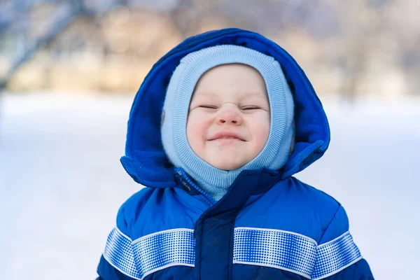 Bonito menino brincando com pá de brinquedo de neve — Fotografia de Stock