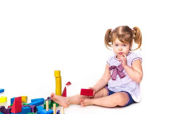 Linda niña jugando con bloques de construcción aislados —  Fotos de Stock