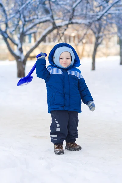 Carino bambino ragazzo giocare con neve giocattolo pala — Foto Stock