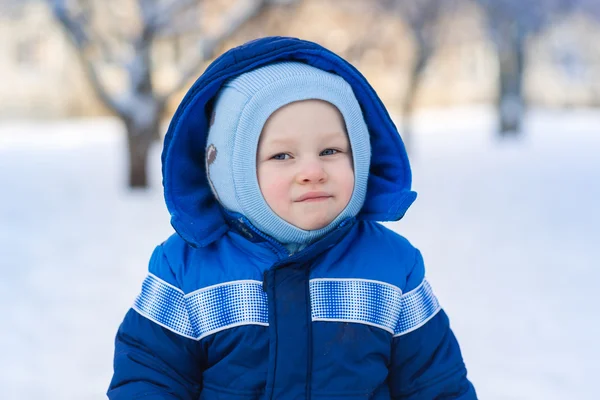 Милий хлопчик грає зі сніжною іграшковою лопатою — стокове фото